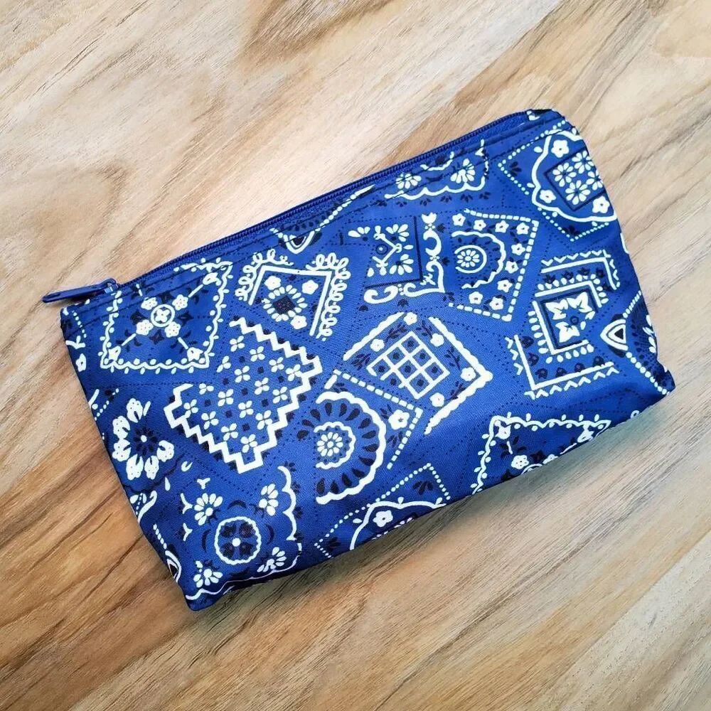 🔺️NWOT Blue & White Patchwork Bandana Zippered Pouch